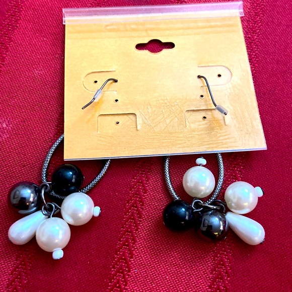 NWTs Erika Lyons Gun Metal Long Dangling Bauble Earrings - Picture 3 of 4